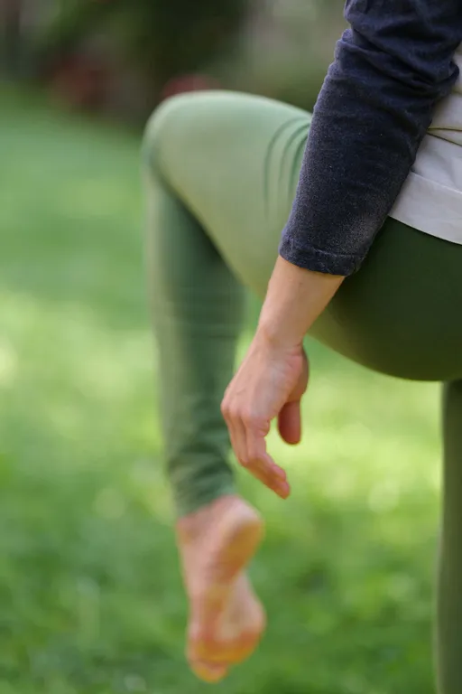 Michaela von hinten in einer Yogapose